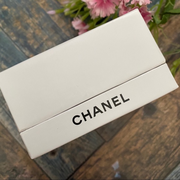 CHANEL - Camelia Porcelain Paper Weight - Picture 7 of 10